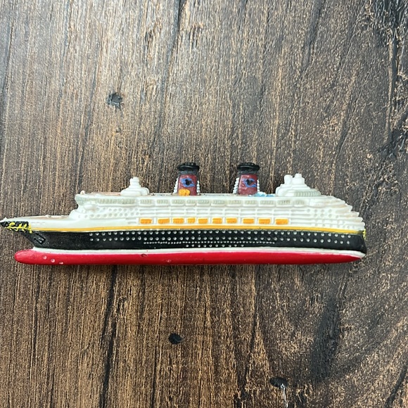 Disney cruise line plastic figurines - Picture 2 of 4